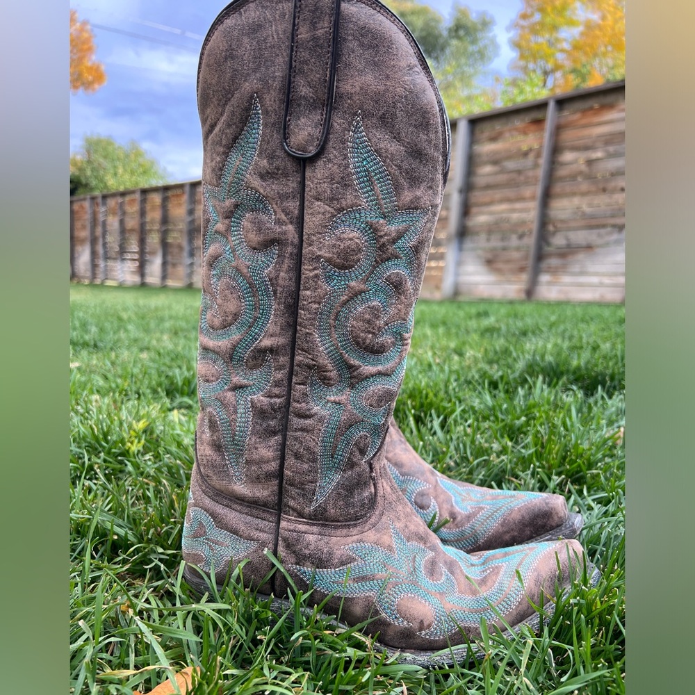 Beautiful fancy cowgirl boots. Great for dancin’! Lots of pretty stitching